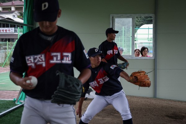 Мечтаейки да станат големи в бейзбола братята тийнейджъри Ан Сеунг хан