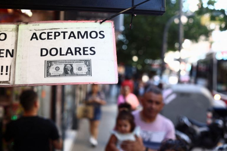 Un cartel afuera de una tienda dice en español "Aceptamos dólares" En Buenos Aires, Argentina, 12 de diciembre de 2023. REUTERS/Tomás Cuesta