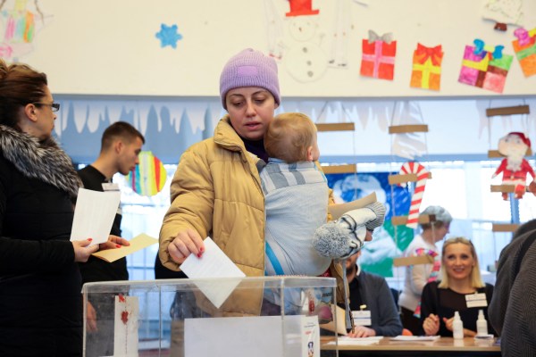 Сърбите започнаха да гласуват на парламентарни и местни избори които