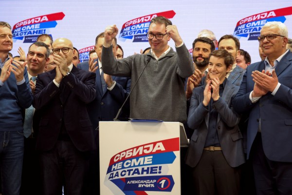 Екзитполовете показват че управляващата дясна Сръбска прогресивна партия SNS на