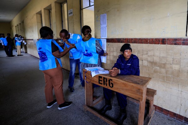 Гласуването се отваря в ДР Конго на фона на закъснения, проблеми с логистиката