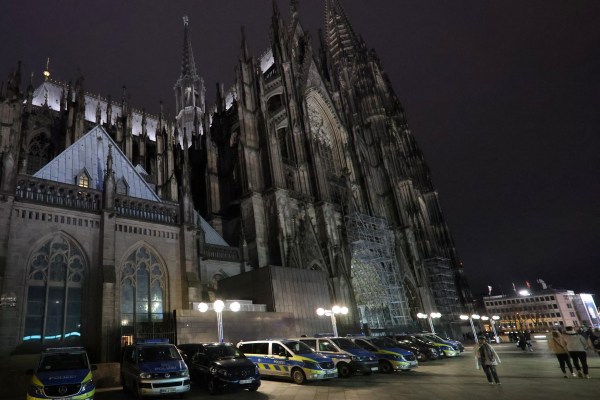Германската полиция претърси катедрала в западния град Кьолн на фона