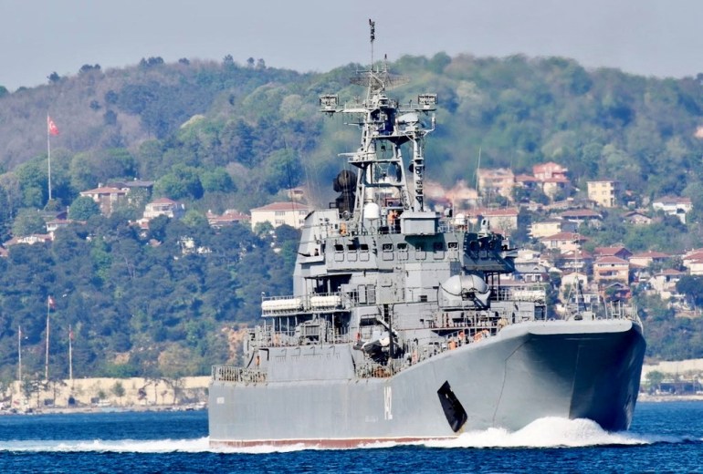 Rus Donanması'nın büyük çıkarma gemisi Novocherkassk, 5 Mayıs 2021'de İstanbul, Türkiye'den Akdeniz'e gitmek üzere Boğaz'dan denize açılıyor. REUTERS/Yoruk Işık