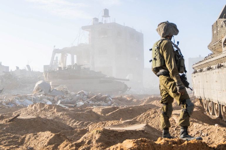 Um soldado israelense opera na Faixa de Gaza