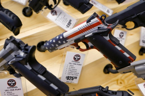 Апелативният съд на САЩ позволява на Калифорния да забранява носенето на оръжия на повечето обществени места