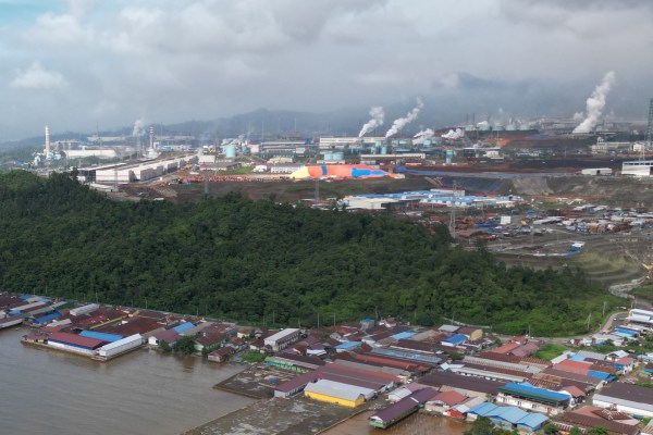 Смъртоносна експлозия в завод за никел в Индонезия
