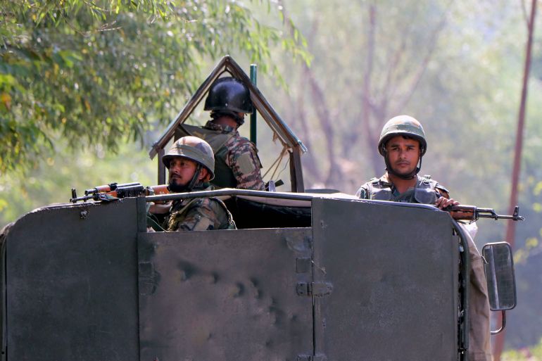 Soldados do exército indiano montam guarda em cima de um veículo blindado no distrito de Anantnag, no sul da Caxemira