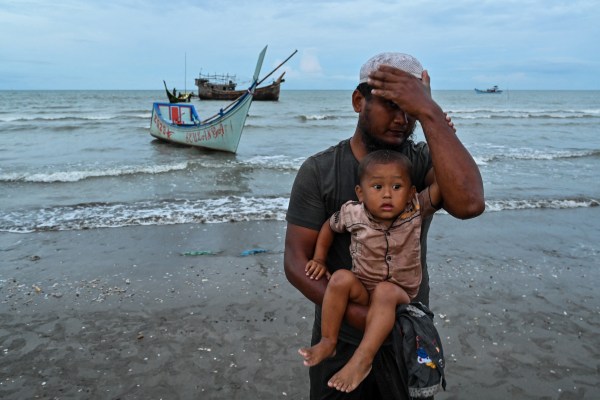 „Много повече могат да умрат“: Спешна молба за бежанците рохингя, хванати в капан в морето