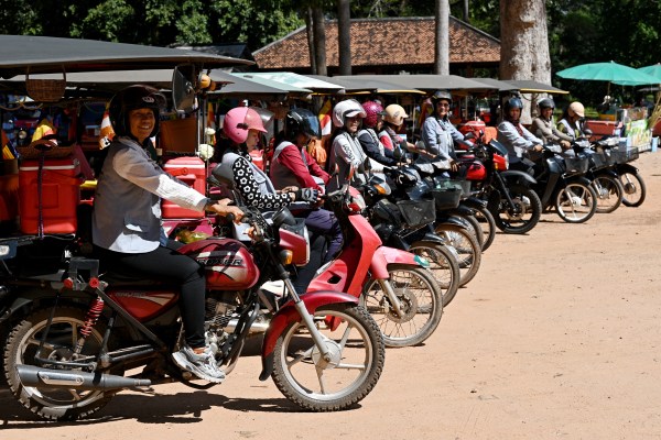 Жените шофьори на тук-тук в Камбоджа се борят с предразсъдъците по пътя към равенството