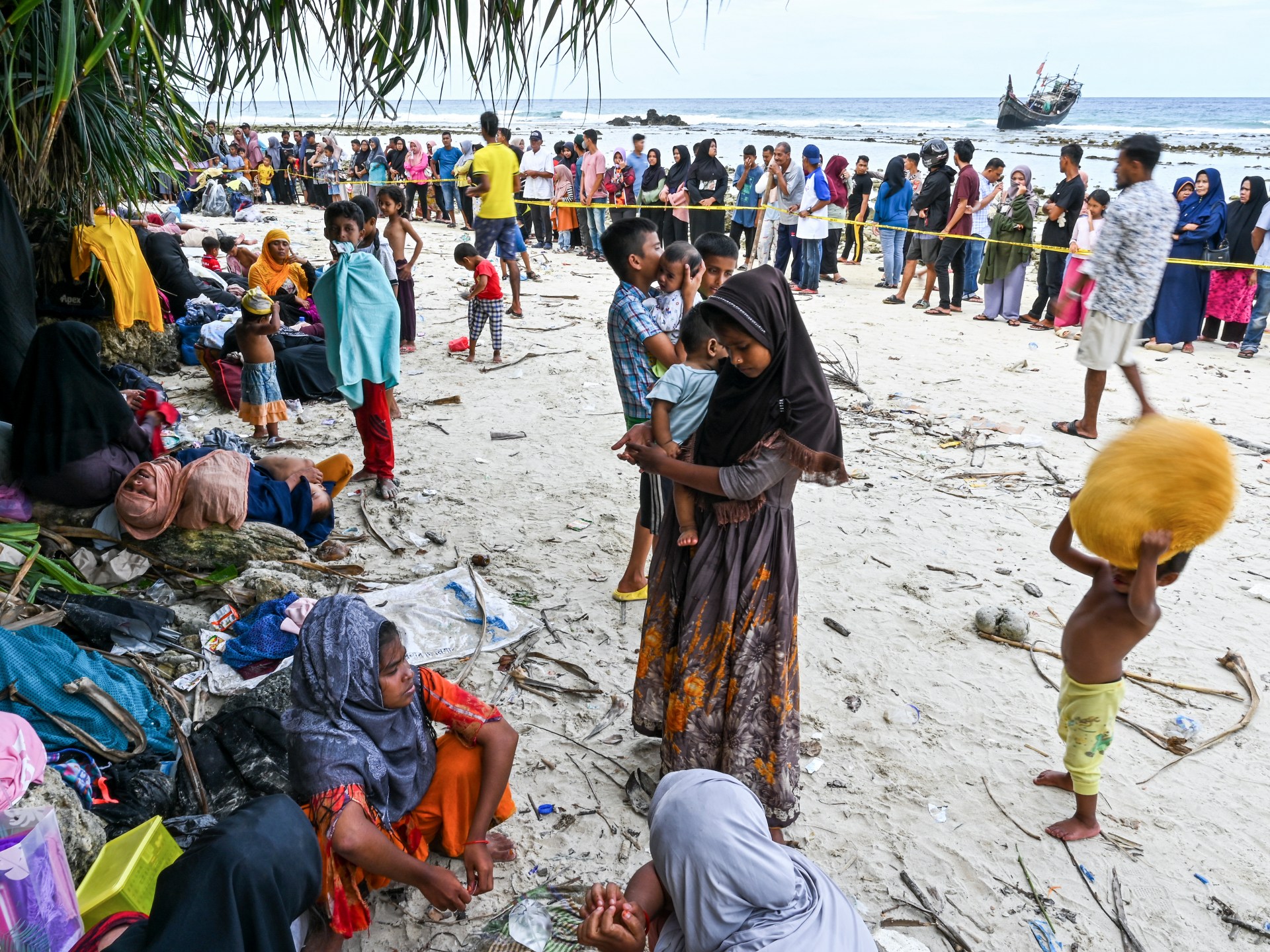罗兴亚难民乘坐最新抵达的船只抵达印度尼西亚海岸罗兴亚新闻