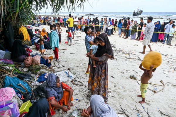 Повече от 100 бежанци рохинги включително жени и деца са