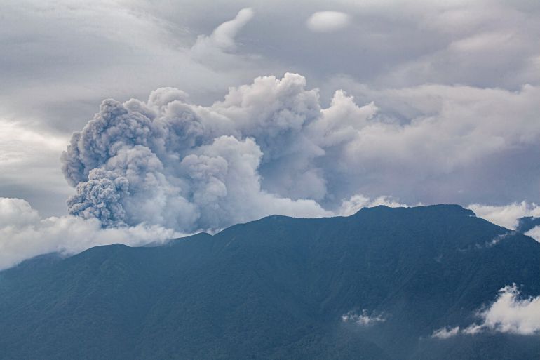 Endonezya’daki Marapi Dağı’nda meydana gelen patlamada 11 dağcı öldü, 12 dağcı kayıp
