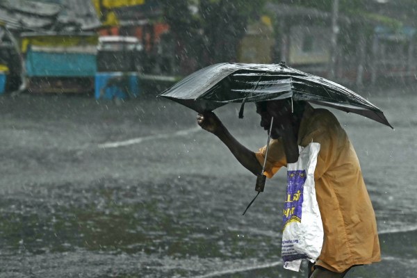 Най-малко двама загинали, докато южна Индия се подготвя за циклона Мичаунг