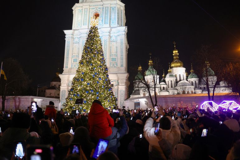 İnsanlar 6 Aralık 2023'te Kiev'deki Sofya Meydanı'ndaki Noel ağacının açılış törenine katıldı