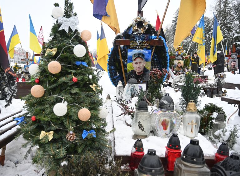 This photograph taken on December 6, 2023 shows a Christmas tree next to the grave of a Ukrainian soldier at Lychakiv cemetery, on the Day of the Armed Forces of Ukraine in the western Ukrainian city of Lviv, amid the Russian invasion of Ukraine. (Photo by YURIY DYACHYSHYN / AFP)