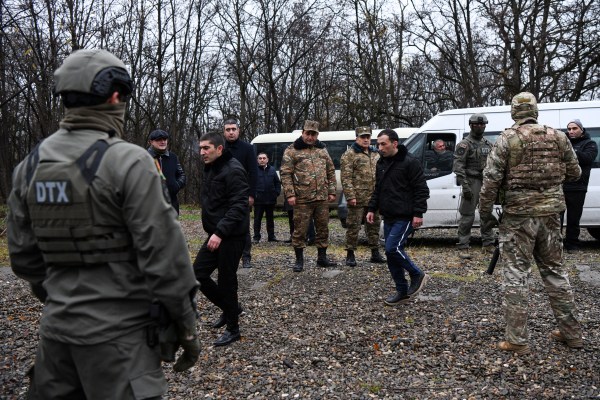 Армения и Азербайджан размениха военнопленници на границата си в стъпка