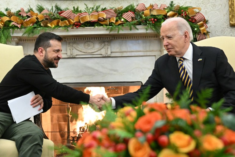 ABD Başkanı Joe Biden, 12 Aralık 2023'te Washington DC'deki Beyaz Saray'ın Oval Ofisi'nde yaptığı toplantıda Ukrayna Devlet Başkanı Volodimir Zelensky ile el sıkışıyor. (Fotoğraf: Mandel NGAN/AFP)