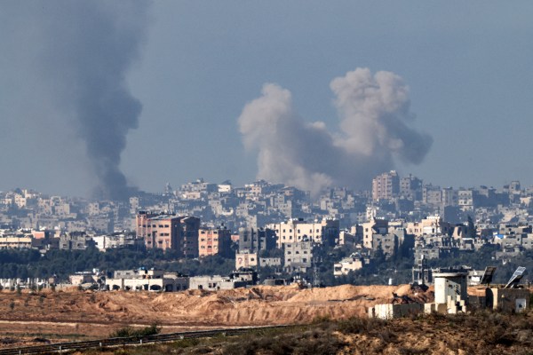 Израелската армия продължи да удря райони в ивицата Газа с