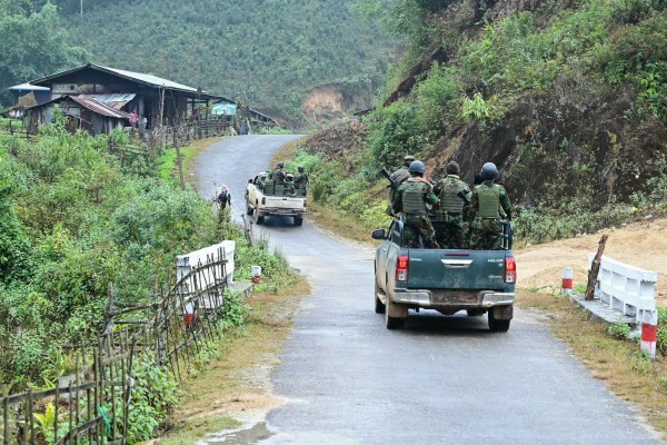 Пикапи, превозващи бойци от етническите малцинства, се качиха в град