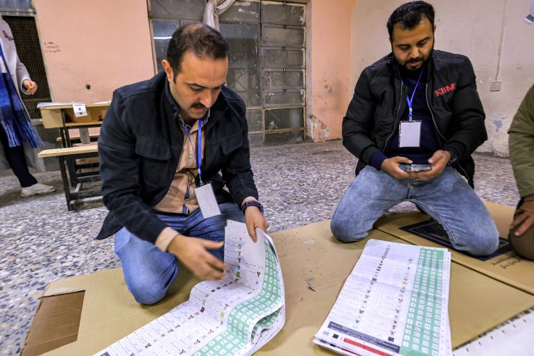 Iraqi lection commission employees manually count ballots at a polling station in Sadr City in eastern Baghdad on December 18, 2023 after the end of voting in the the 2023 Iraqi provincial council elections. - Iraqis on December 18 voted in the first provincial council elections held in a decade, which were expected to strengthen the dominance of pro-Iranian Shiite Muslim groups. The vote comes at a time of widespread political apathy and disillusionment in the oil-rich country of 43 million that is still recovering from years of war and plagued by corruption. (Photo by AHMAD AL-RUBAYE / AFP)