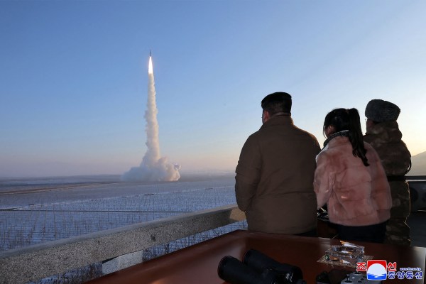 Ким на Северна Корея лично е наблюдавал изстрелването на междуконтинентална балистична ракета (ICBM), казват държавните медии