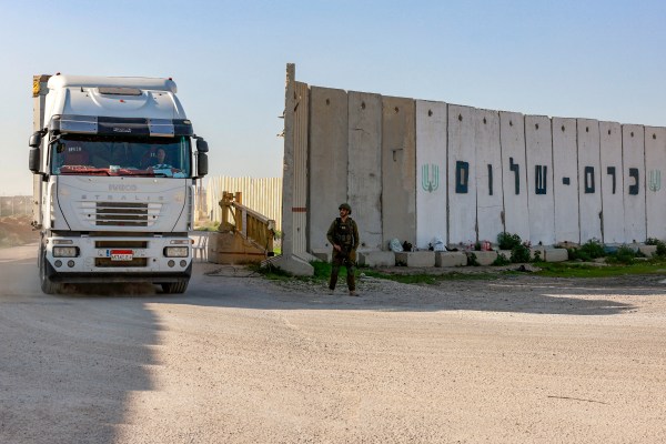 Израелска атака уби шефа на палестинския граничен пункт: Служители в Газа