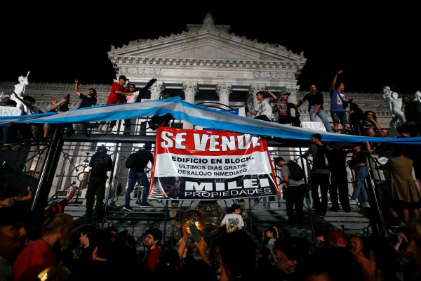 Опровергавайки протестите, аржентинският Милей разкрива указ за дерегулиране на икономиката