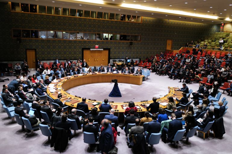BM Güvenlik Konseyi, Filistin sorunu da dahil olmak üzere Orta Doğu'daki durum hakkında 22 Aralık 2023'te New York'taki BM genel merkezinde toplandı. - Güvenlik Konseyi, Cuma günü çok gecikmiş ve sulandırılmış bir kararı oylamaya hazırdı. Washington'un tedbiri desteklemeye hazır olduğunun sinyalini vermesinin ardından Gazze'ye yardımı artırma kararı aldı.
