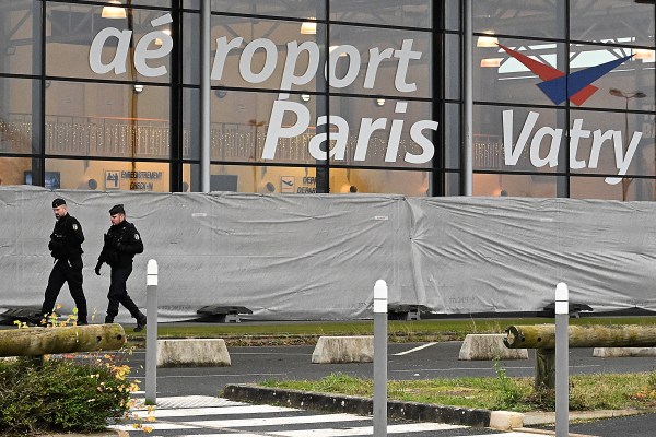 Стотици индийски граждани изолирани на френско летище се разпитват от