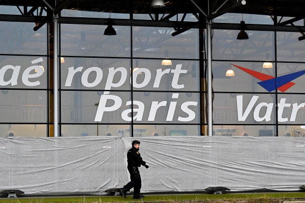 Самолет, задържан във Франция заради опасения за трафик, каца в Индия