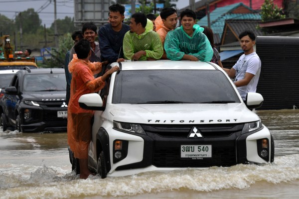 Десетки хиляди са засегнати от тежки наводнения в южната част на Тайланд