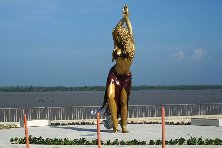Kolombiyalı şarkıcı Shakira'nın 26 Aralık 2023'teki Barranquilla, Kolombiya'daki Malecon'daki heykelinin görünümü. - Kolombiyalı süperstar Shakira'nın Karayipler'deki memleketi Barranquilla, Salı günü onuruna 6,5 ​​metrelik (21,3 fit) kalçadan sallanan bir heykelin açılışını yaptı. .