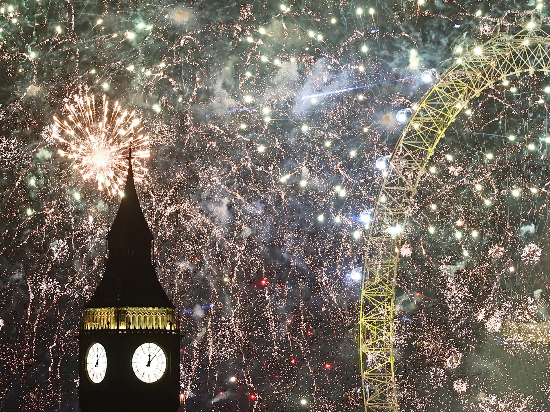 El mundo recibe el nuevo año con fuegos artificiales y oraciones  Noticias
