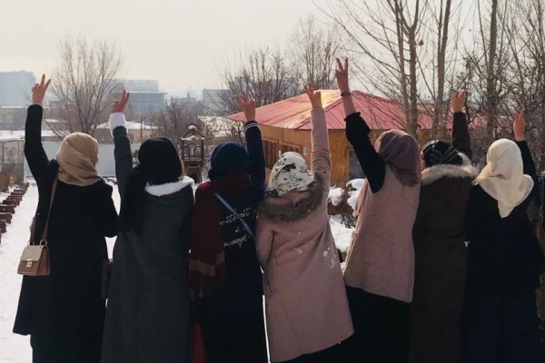 Прикрит бунт: Студентки по медицина минават в нелегалност в Афганистан