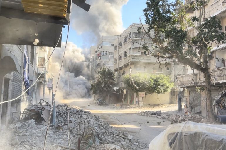 Asap dan debu membubung setelah serangan udara Israel menghantam sebuah bangunan tempat tinggal dan menimbulkan korban jiwa di Tall az-Zaatar, Gaza utara, pada Minggu. [Fadi Alwhidi/Anadolu]