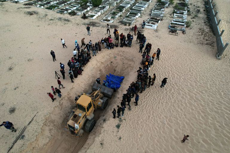 İsrail saldırılarında ölen 80 Filistinlinin 26 Aralık'ta Gazze'nin Refah kentindeki Tel el-Sultan Mezarlığı'ndaki toplu mezara gömülmesinin havadan görünümü
