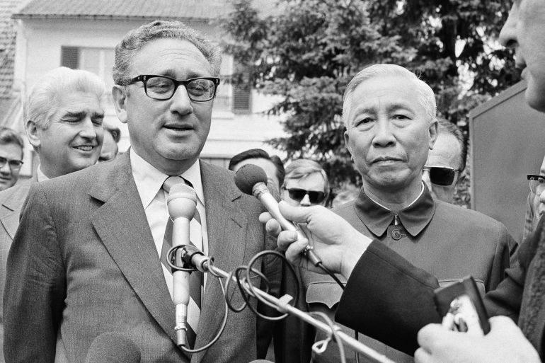 ARQUIVO - Nesta foto de arquivo de quarta-feira, 13 de junho de 1973, o Conselheiro de Segurança Nacional do presidente Nixon, Henry A. Kissinger, à esquerda, e Le Duc Tho, membro do Politburo de Hanói, do lado de fora de uma casa suburbana em Gif Sur Yvette, em Paris, após uma sessão de negociação.  O então Secretário de Estado dos EUA, Kissinger, deveria partilhar o Prémio Nobel da Paz com o líder norte-vietnamita, Le Duc Tho, pelo cessar-fogo mediado por Paris na guerra do Vietname.  O líder vietnamita tornou-se a primeira e única pessoa a recusar o prémio.  Kissinger não compareceu para receber o seu e continua a ser um dos nomes mais associados à guerra do Vietnã, que durou mais três anos.  (Foto AP/Michel Lipchitz, arquivo)