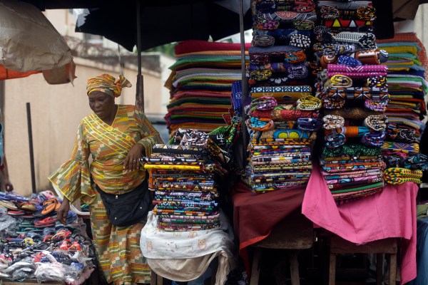 Войни за тъкани: цветните щампи на Гана са изправени пред подновена китайска конкуренция