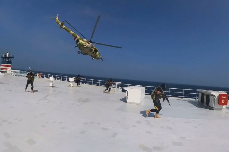 Husi Medya Merkezi tarafından yayınlanan bu fotoğraf, Husi güçlerinin 19 Kasım 2023 Pazar günü kargo gemisi Galaxy Leader'a binişini gösteriyor. Yemenli Husiler, İsrail'e ait tüm gemilere el koymakla tehdit ettikten sonra Kızıldeniz'deki gemiye Yemen kıyısı açıklarında el koydu. şirketler.  (AP aracılığıyla Husi Medya Merkezi)