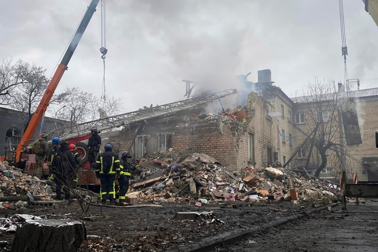 Nesta foto fornecida por Ihor Moroz, Chefe da Administração Militar Regional de Donetsk, equipes de resgate trabalham no local de um prédio danificado por bombardeio, em Novogrodivka, Ucrânia, quinta-feira, 30 de novembro de 2023. (Ihor Moroz, Chefe do Donetsk Administração Militar Regional via AP)