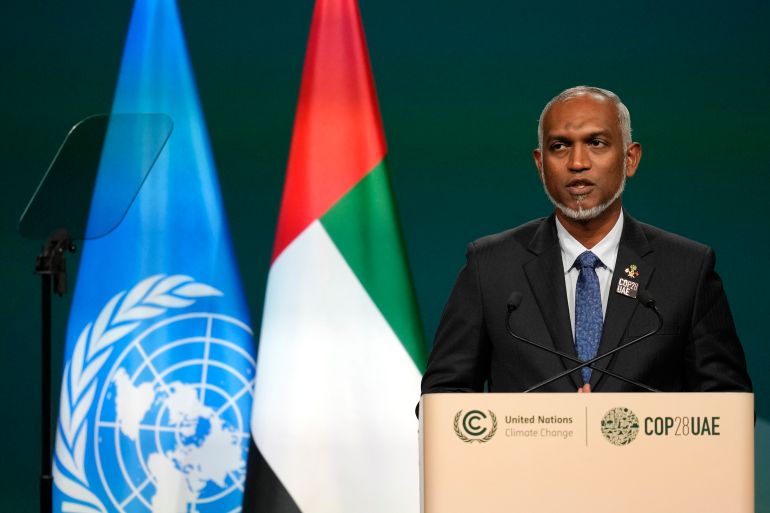 Maldivler Başkanı Mohamed Muizzu, 1 Aralık 2023 Cuma günü Birleşik Arap Emirlikleri'nin Dubai kentinde düzenlenen COP28 BM İklim Zirvesi'nin genel kurulunda konuşuyor.  (AP Fotoğrafı/Refiq Maqbool)
