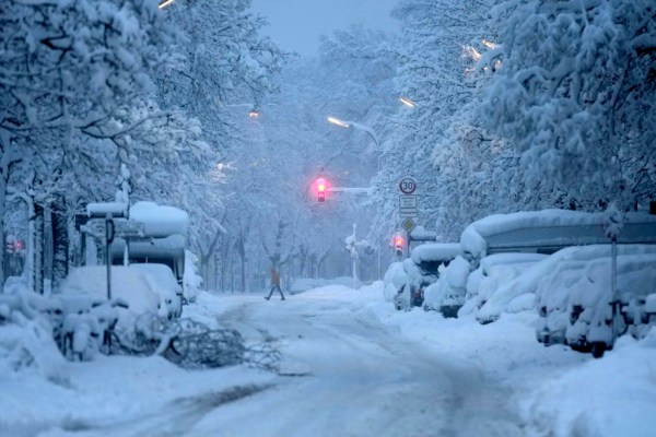 Силният снеговалеж през нощта парализира въздушните и железопътните връзки в