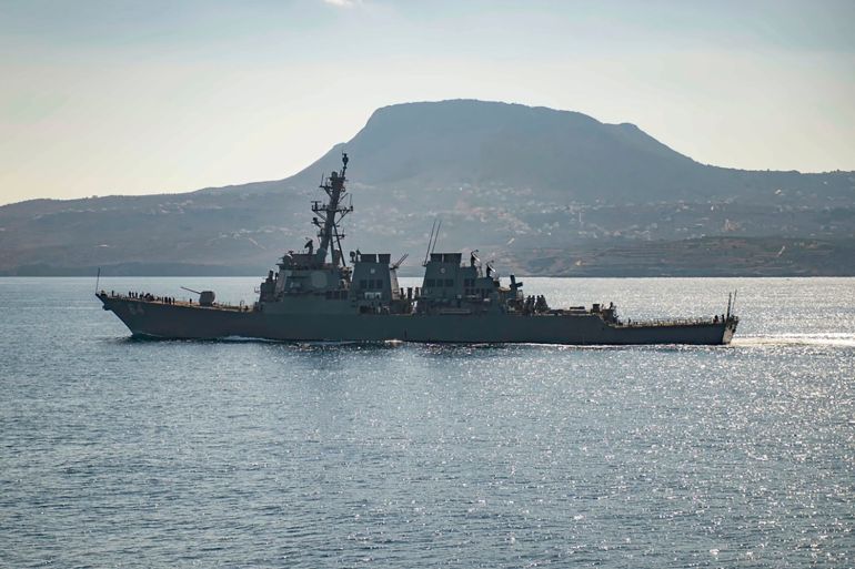 Güdümlü füze destroyeri USS Carney, Yunanistan'ın Souda Körfezi'nde.  Pentagon, Amerikan savaş gemisinin ve çok sayıda ticari geminin 3 Aralık 2023 Pazar günü Kızıldeniz'de saldırıya uğradığını söyledi. Bu, Ortadoğu'da İsrail-Hamas savaşıyla bağlantılı bir dizi deniz saldırısında büyük bir artış potansiyeline işaret ediyor.  Pentagon, 