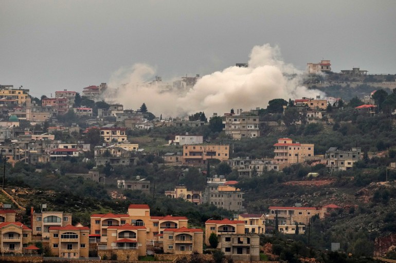 9 Aralık Cumartesi günü Güney Lübnan'da, Lübnan'ın İsrail ile sınır köyü olan Aita el-Şaab'a İsrail topçu bombardımanından dumanlar yükseliyor.
