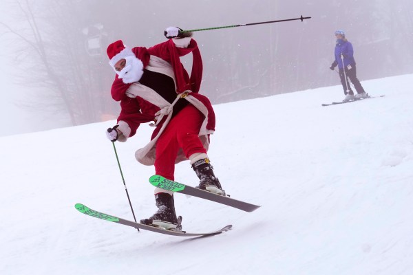 Когато карането на ски Дядо Коледа излезе на пистите в Мейн, САЩ, за да постави началото на празничния сезон