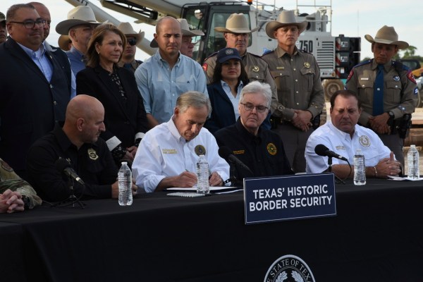 Губернаторът на Тексас подписа закон позволяващ на държавните власти да