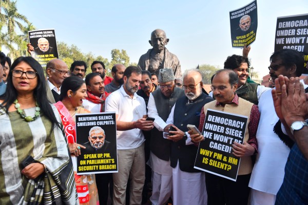 Четиридесет и девет индийски опозиционни депутати които настояваха за дебат