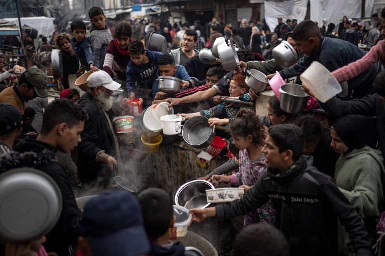 Filistinliler Gazze Şeridi'nin Refah kentinde bedava yemek için sıraya giriyor.