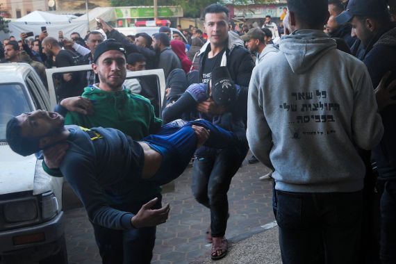 İsrail'in Gazze Şeridi'ne düzenlediği bombardımanda yaralanan Filistinliler, Gazze Şeridi'nin Deir el Balah kentindeki hastaneye kaldırıldı.