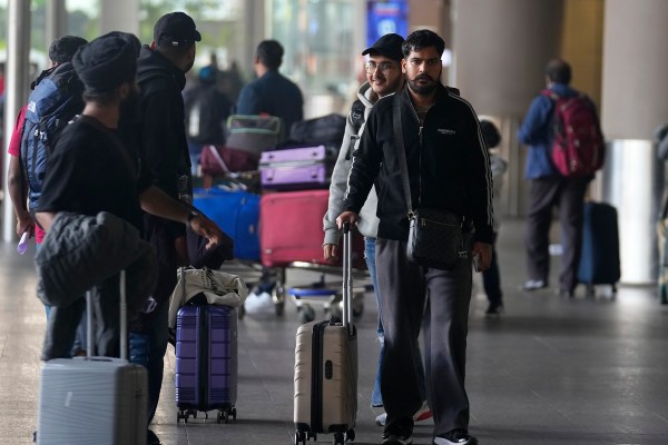 Индийци, върнати обратно от Франция заради опасения за трафик: Какво знаем